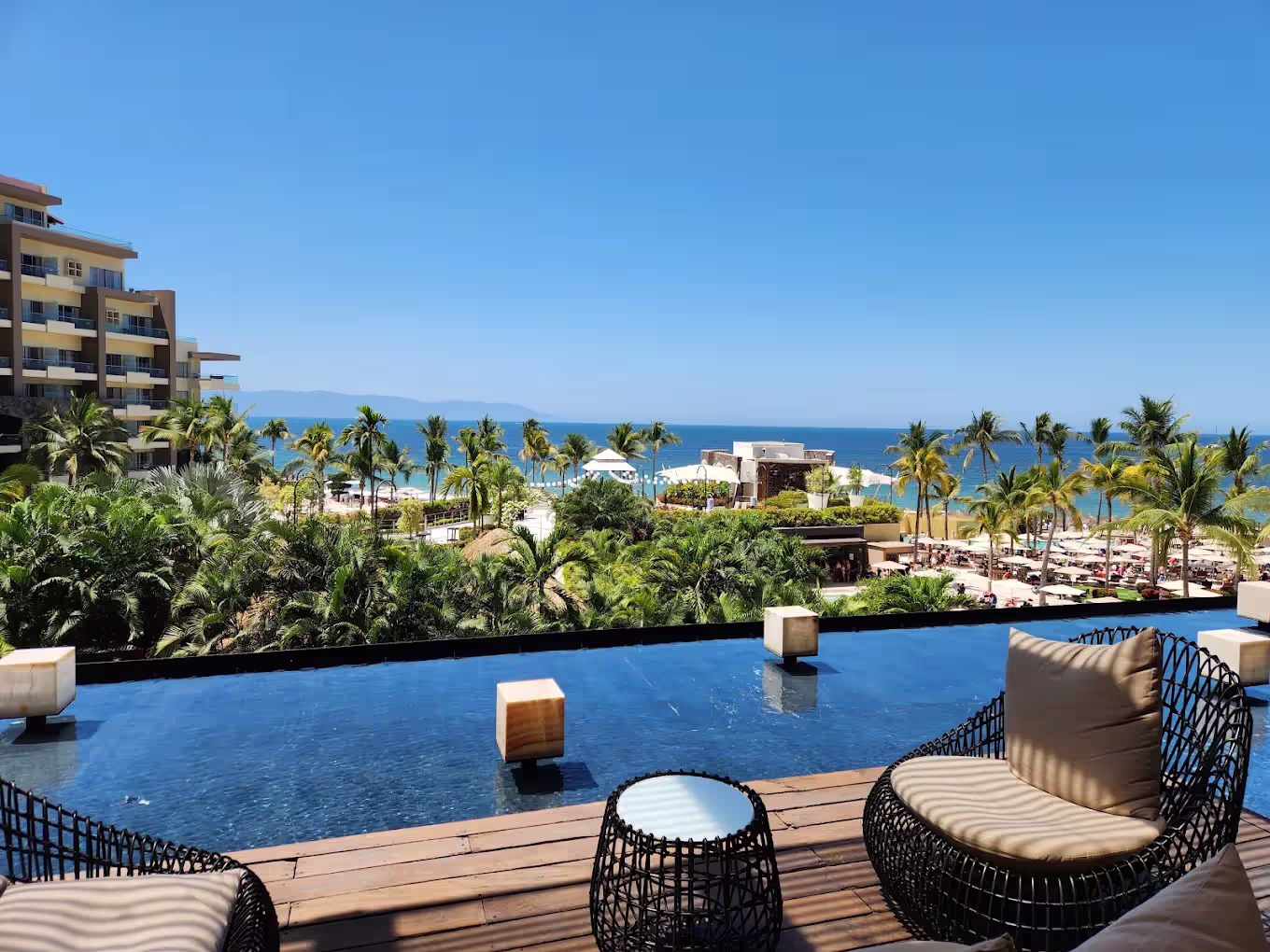 בריכת Dreams Vallarta Bay Resort & Spa Puerto Vallarta בשעת ערב