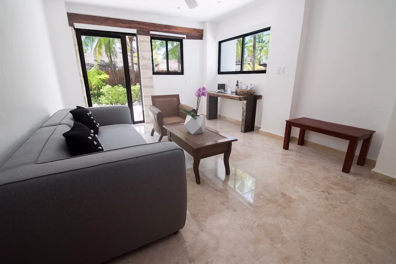 בריכה מול הים ואזור ישיבה ב־Casa del Jaguar Isla Mujeres
