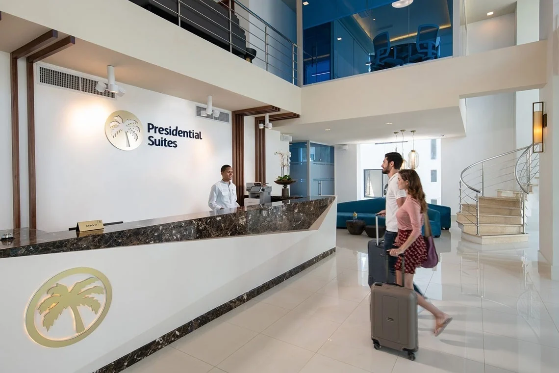 בריכת Presidential Suites Cabarete בשעת ערב