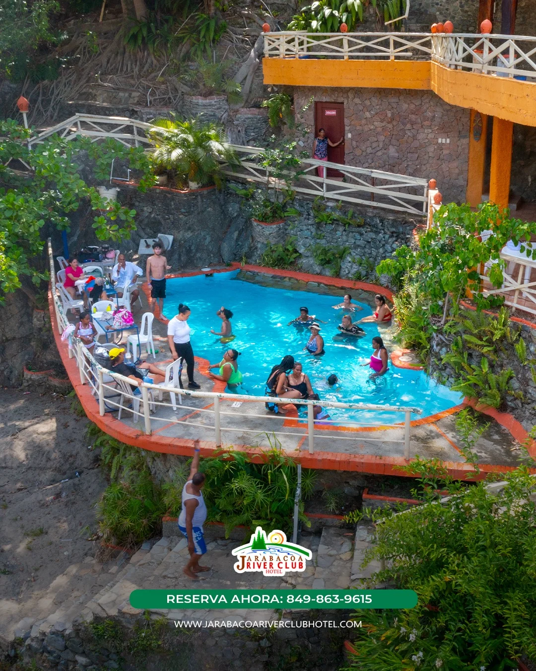 בריכה מול הים ואזור ישיבה ב־Jarabacoa River Club & Resort