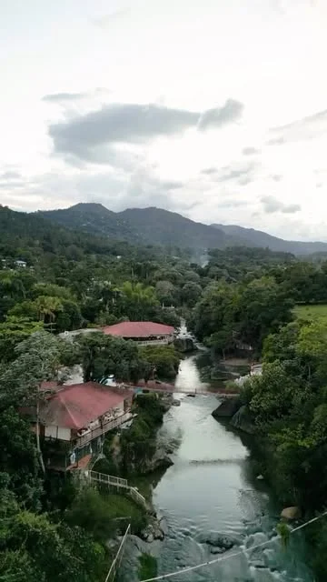 חזית Jarabacoa River Club & Resort והבריכה מול החוף