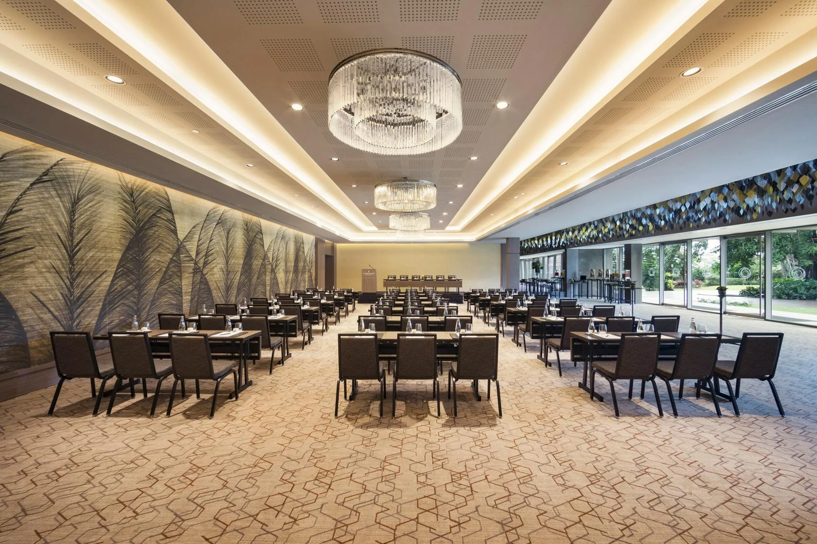 בריכת El Embajador, a Royal Hideaway Hotel Santo Domingo בשעת ערב