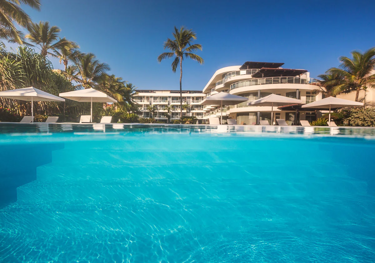 בריכה מול הים ואזור ישיבה ב־Millennium Resort & Spa Cabarete