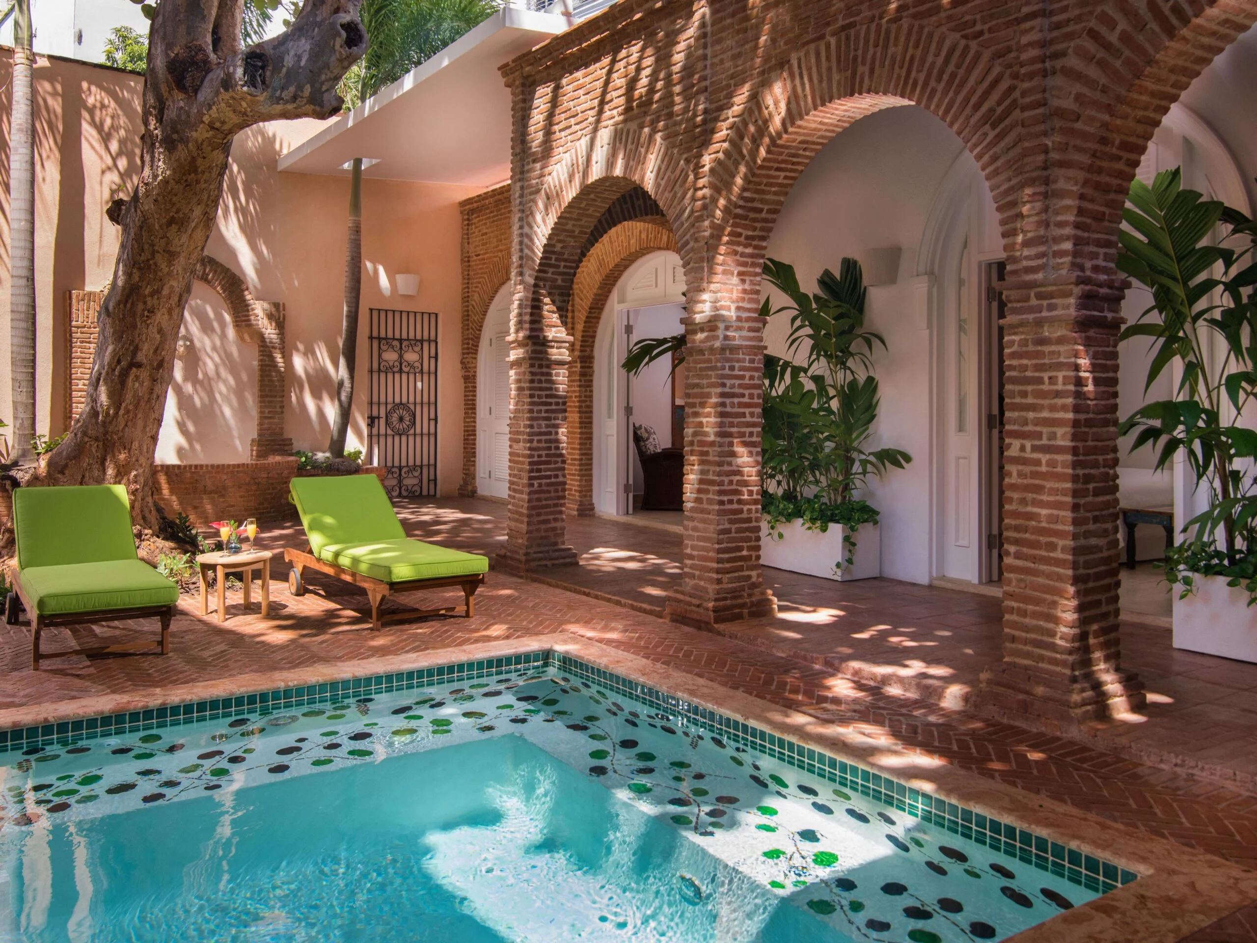 חזית Casas del XVI Santo Domingo והבריכה מול החוף