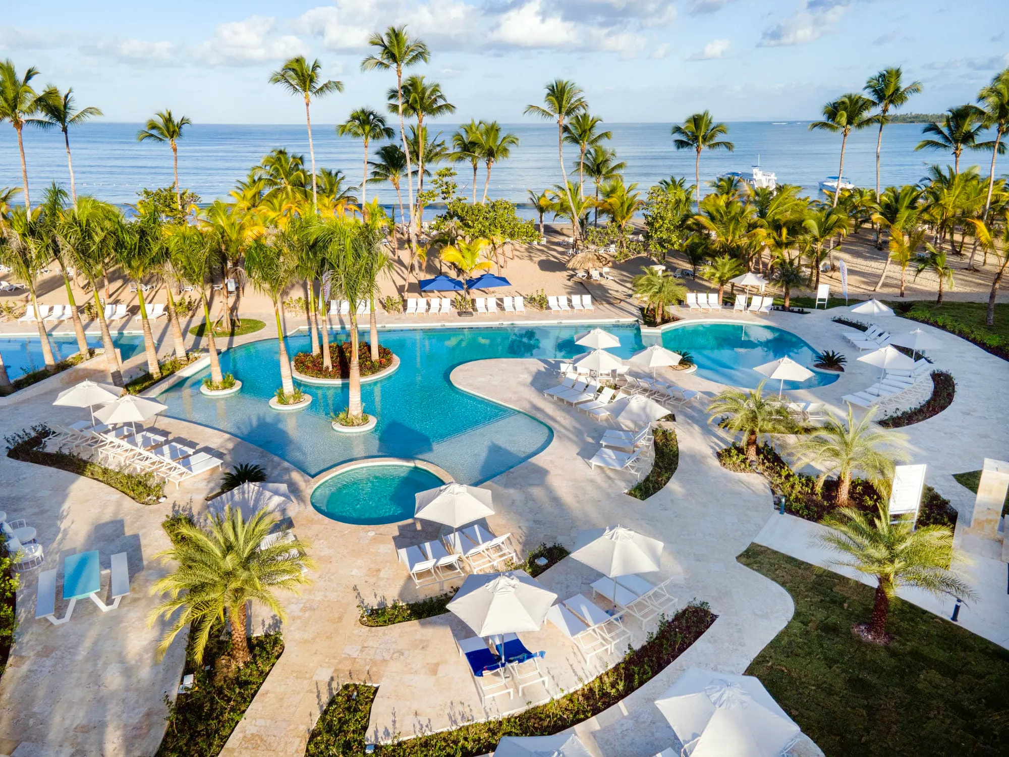 בריכה מול הים ואזור ישיבה ב־Viva Dominicus Palace by Wyndham Bayahibe