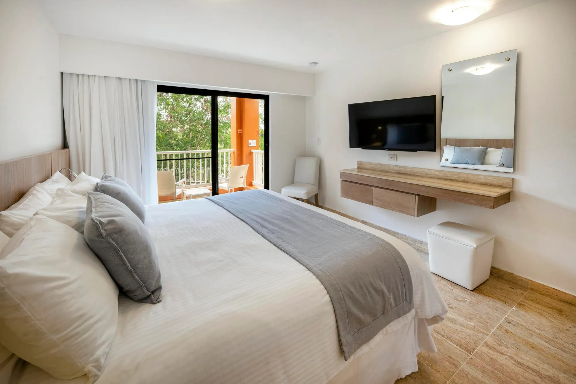 חזית Viva Dominicus Palace by Wyndham Bayahibe והבריכה מול החוף